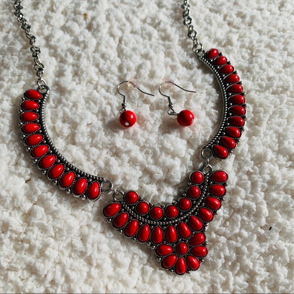 Matching set! Red boho chic necklace and earrings - Picture 2 of 3